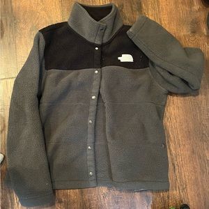 Womens north face heavy fleece jacket!  Size large